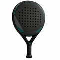 Pala de pádel con estructura perforada en negro y verde