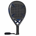 Pala de pádel negro y azul con perforaciones
